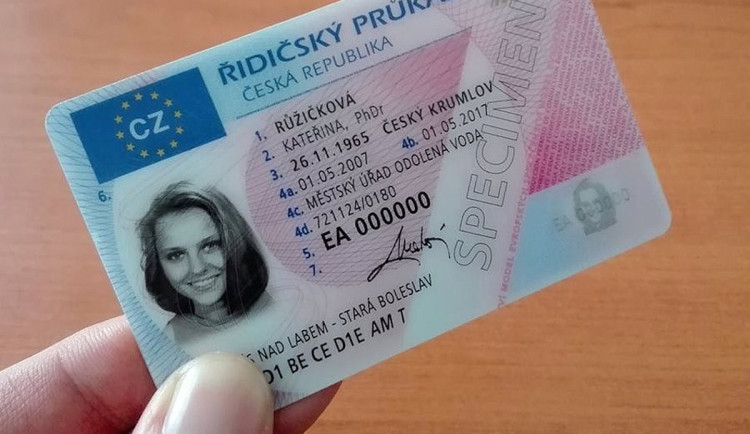 Stíhaných kvůli podvodům s řidičskými průkazy v Karlovarském kraji přibylo na 32