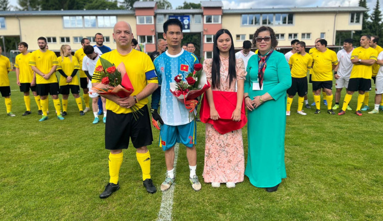 Vietnamci a policisté v Sokolově hráli pro dobrou věc, vybrali skoro sto tisíc.