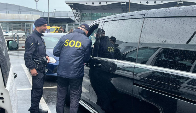 Bezpečnostní akce na Letišti Václava Havla odhalila desítky přestupků, nejčastěji nelegální stání