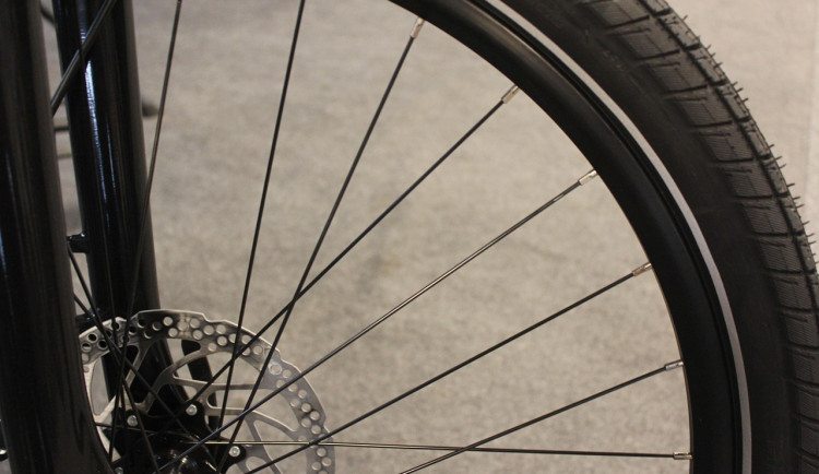 Pes pokousal cyklistku. Žena musela být převezena do nemocnice