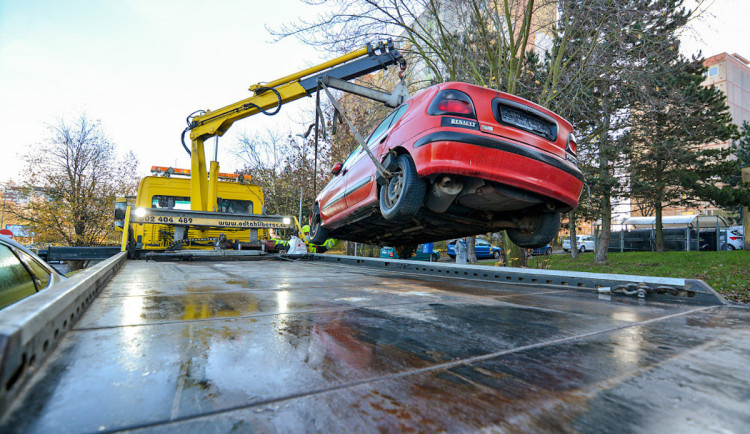 Liberec hledá novou firmu na odtah autovraků, současná odstranila přes 100 aut