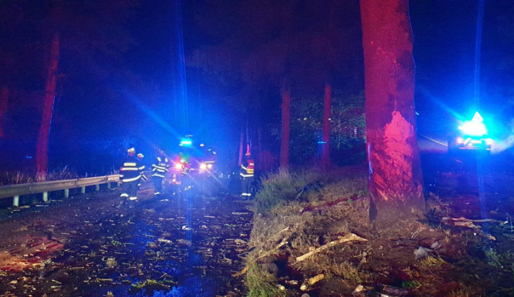 size4-16570893726049-239-vazna-nehoda-na-karlovarsku-ridice-transportoval-do-nemocnice-vrtulnik