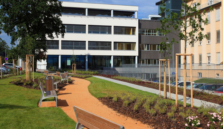 Karlovarský kraj si vyžádal zprávu o zajištění péče v krajských nemocnicích.