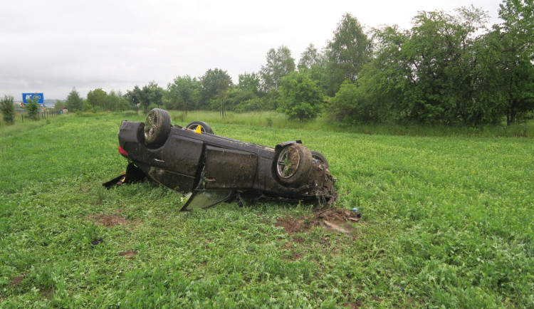 Auto sjelo ze silnice a skončilo na střeše. Dva lidé se zranili.