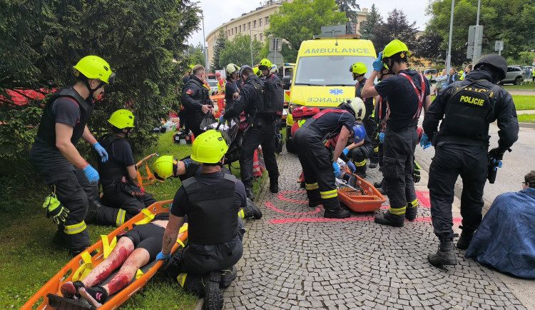 Hradec cvičil zásah proti ozbrojenému pachateli: Evakuace úředníků, drony a souhra IZS