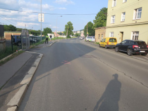 Policisté pátrají po svědcích nehody v Karlových Varech. Zraněn byl cyklista