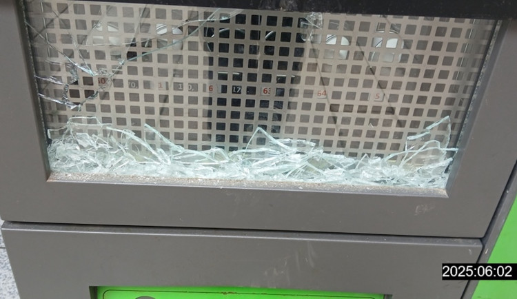 Rozbil automat kvůli nevydanému HHC. Agresivní muž skončil v rukou policie.