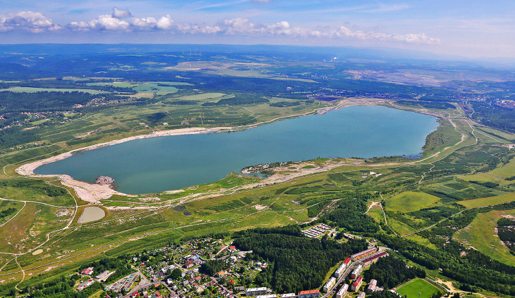 Sokolovská uhelná začne stavět stezku kolem jezera Medard.