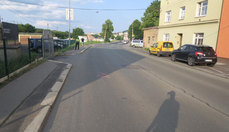 Policisté pátrají po svědcích nehody v Karlových Varech. Zraněn byl cyklista.