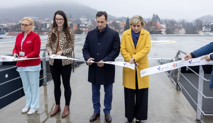 Nela Kvačková (druhá zleva).