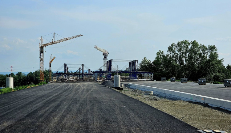 VIDEO: Stavba D1 okolo Přerova jde do finále. Dálnici začal pokrývat beton a asfalt