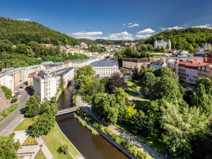 Nábřeží před karlovarským Thermalem možná ponese jméno Jiřího Bartošky
