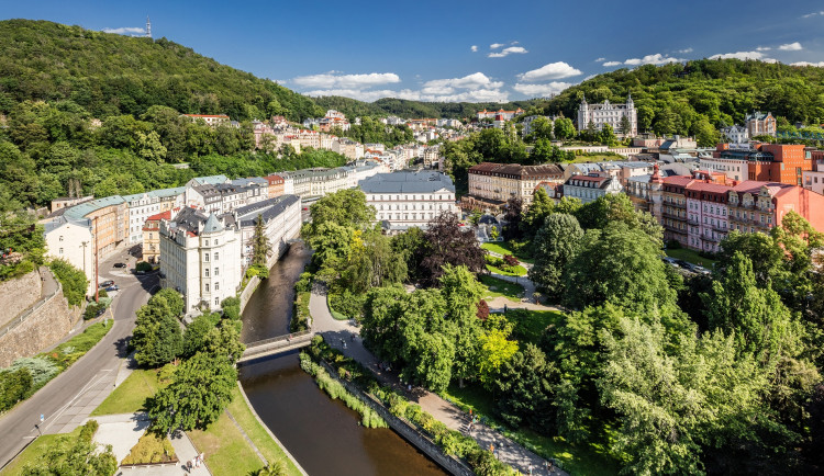 Nábřeží před karlovarským Thermalem možná ponese jméno Jiřího Bartošky.