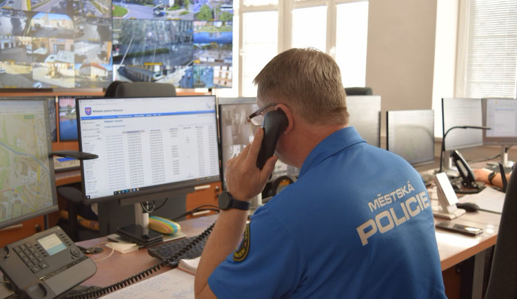 Zlodějka si schovala dvě láhve prosecca do podprsenky. Pak plivala na ostrahu