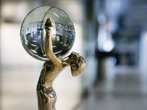 Křišťálové glóby pro filmový festival sklárna Moser vyrábí už 25 let