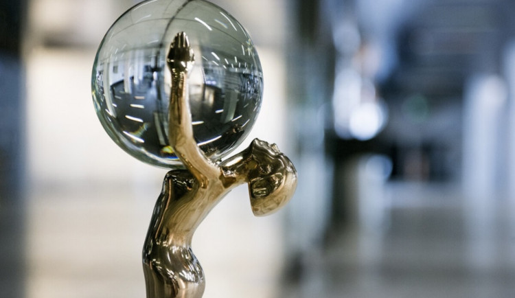 Křišťálové glóby pro filmový festival sklárna Moser vyrábí už 25 let.