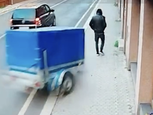 Odpojený přívěsný vozík v Kynšperku odmrštil chodce na zeď domu