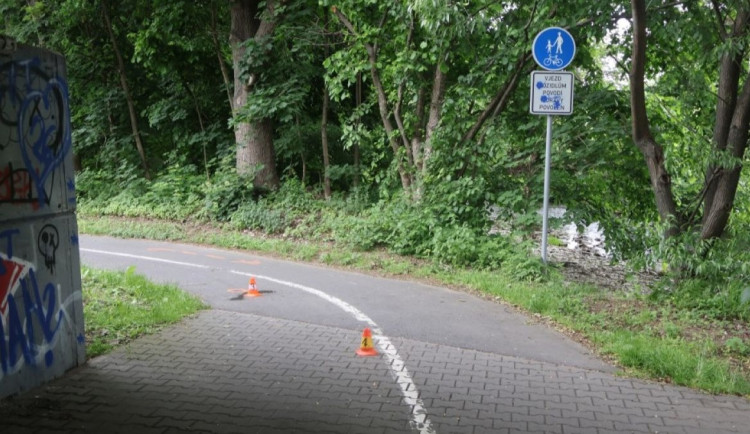 Muž se na cyklostezce u Bělkovic vyhýbal kolu, havaroval a vážně se zranil. Policie hledá svědky