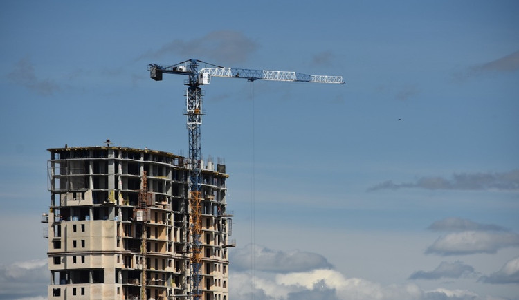 V Karlovarském kraji narostl na počátku roku počet zahájených staveb bytů.