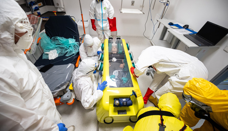 Po návratu z Afriky si ženy stěžovaly na zdravotní potíže, v Náchodě spustily poplach