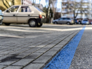 V karlovarské části Tuhnice budou řidiči od prázdnin platit za parkování