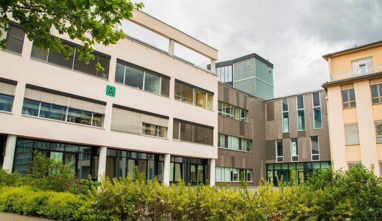 Karlovarská nemocnice kritizuje exředitelku, podle ní zveřejnila údaje pacientů.