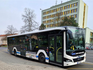 V sokolovské MHD zdražily platby kartou, hotovostní platby zlevnily