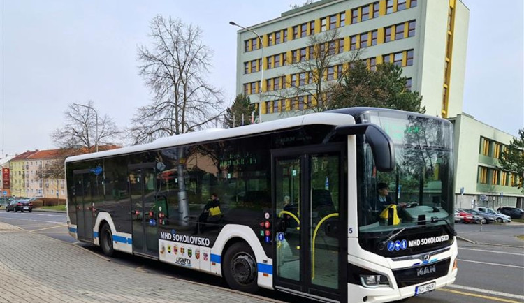 V sokolovské MHD zdražily platby kartou, hotovostní platby zlevnily.