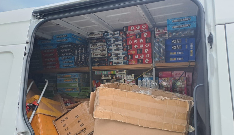 Padělky oblečení, elektroniky a hraček za miliony do Plzně nedojely. Zasáhli celníci