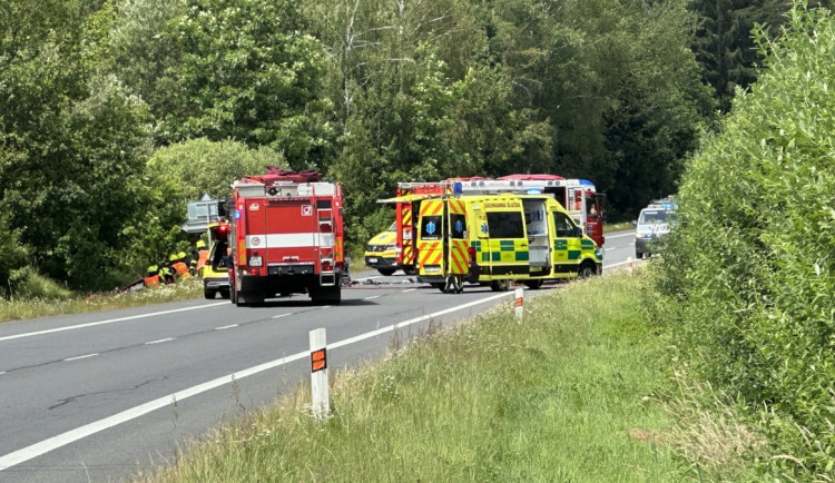 Tragédie u Domažlic. Při nehodě dvou aut zemřeli tři lidé, další tři jsou zranění