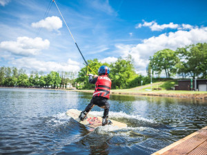 Vlek na wakeboarding v Karlových Varech láká stále více zájemců