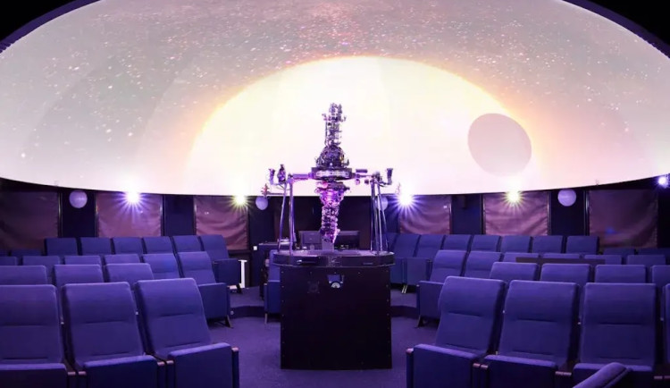 Chebské planetárium slouží hlavně školám, zve ale i veřejnost.