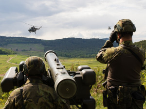Tisíc českých a slovenských vojáků cvičí na Doupově na Karlovarsku