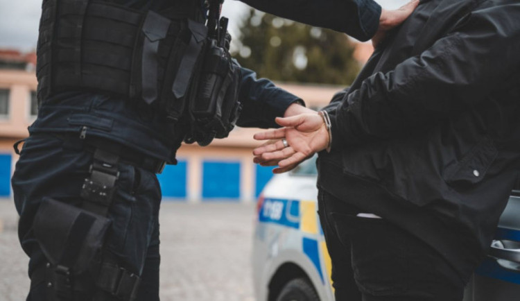 Sliboval, nedodal: Podvodník na Rychnovsku lákal seniory na levný benzín a cigarety