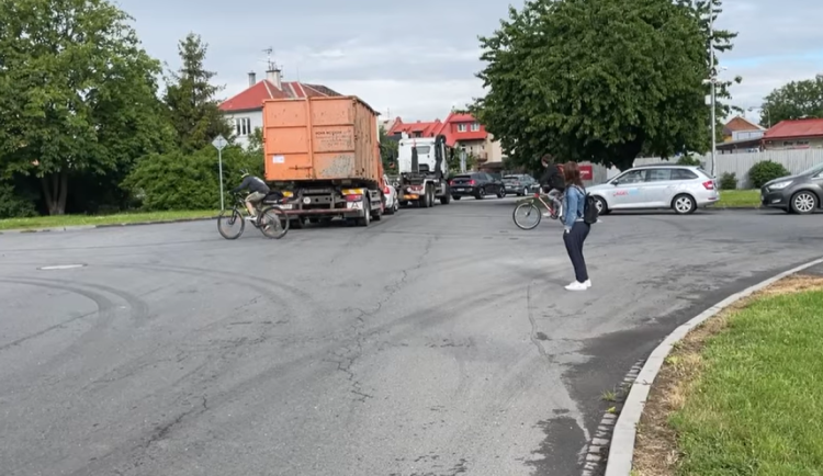 VIDEO: Co s nebezpečnou křižovatkou ve Chválkovicích? Ve hře jsou přechody nebo úprava jednosměrek