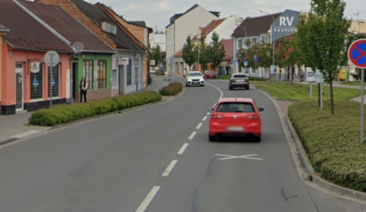 Výpadovku na Plumlov Prostějov před lety opravil, zúžila se. Teď město zakáže vjezd cyklistům