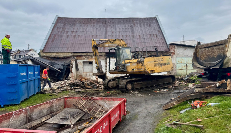 V Ostrově pokračují demolice garáží, některé se ale zatím městu nedaří vykoupit