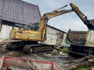 V Ostrově pokračují demolice garáží, některé se ale zatím městu nedaří vykoupit