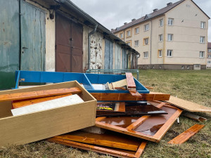 V Ostrově pokračují demolice garáží, některé se ale zatím městu nedaří vykoupit