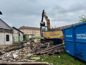 V Ostrově pokračují demolice garáží, některé se ale zatím městu nedaří vykoupit