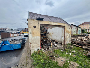 V Ostrově pokračují demolice garáží, některé se ale zatím městu nedaří vykoupit