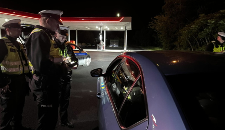 FOTO: Policisté v noci kontrolovali dálnici, chtějí zvýšit bezpečnost v dopravě. Foto: Se svolením Policie ČR