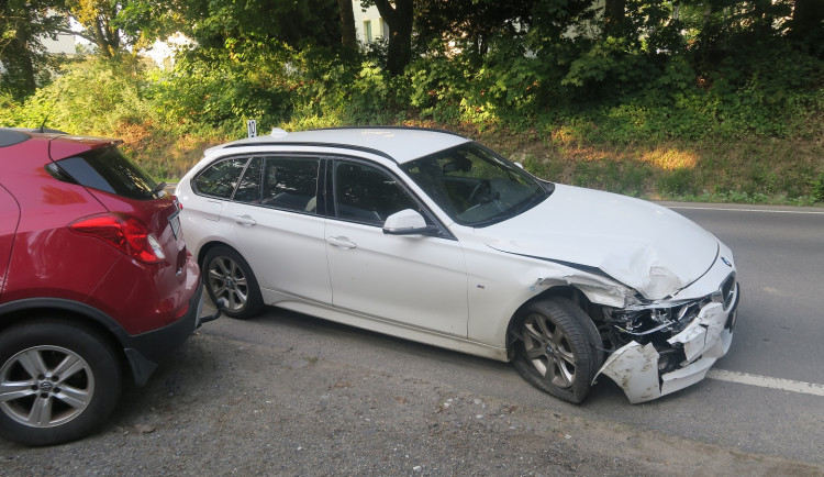 Řidička v Šumperku nabourala dvě auta, ohrozil ji jiný vůz. Zranila se i chodkyně