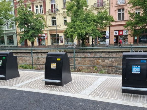 Estetické a praktické. V Karlových Varech jsou nově podzemní kontejnery