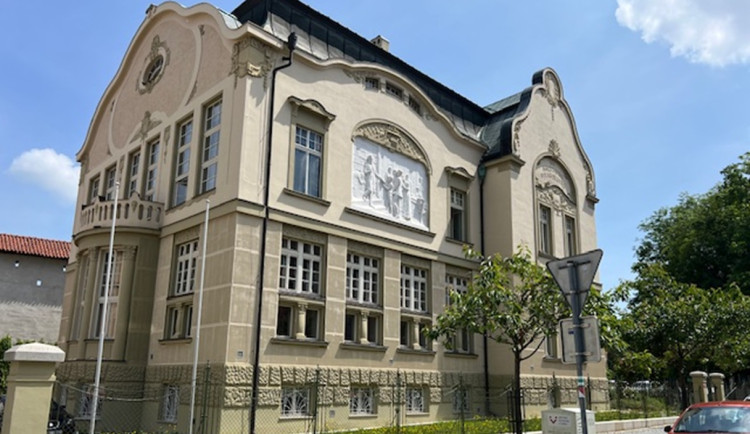 Cheb začne brzy opravovat městskou knihovnu poškozenou požárem. Foto: Se svolením Městské knihovny v Chebu