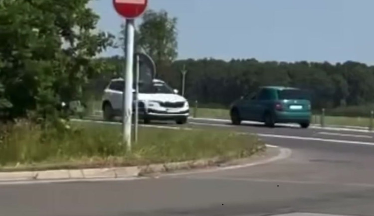 Svědek zachytil osudovou chybu řidiče. Jízdou v protisměru zabil sebe a dalšího šoféra