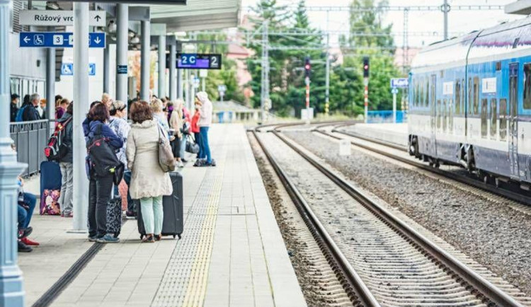 Karlovarský kraj schválil příspěvek na dopravu, podle opozice je to populismus