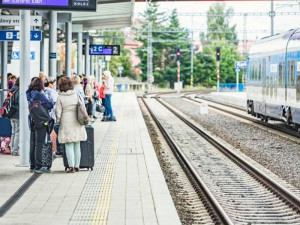 Karlovarský kraj schválil příspěvek na dopravu, podle opozice je to populismus