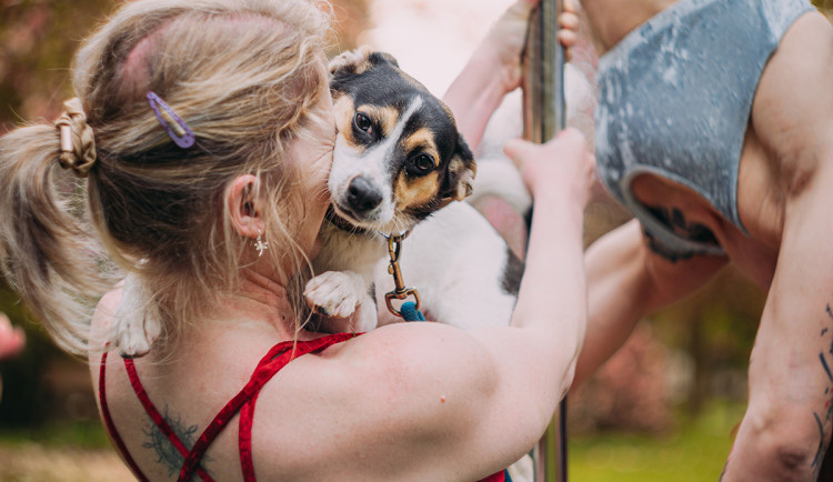 Krása, síla a psí radost. Tanečnice na Hané nafotily charitativní kalendář pro útulek