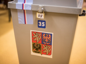 Volební kampaň v Karlovarském kraji se zatím odehrává spíše na zastupitelstvech